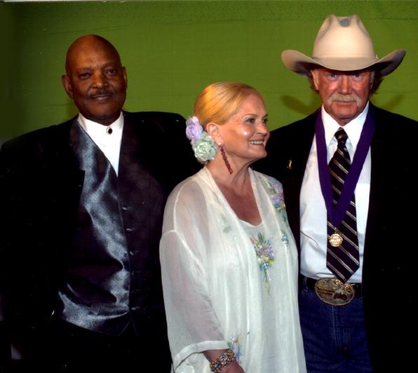 withMentorLynnAREV.jpg - Dobie with good friends Lynn Anderson and Mentor Williams